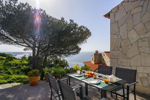 Monserrate House | WHome Wilderness Escape: Secluded Haven for Remote Work