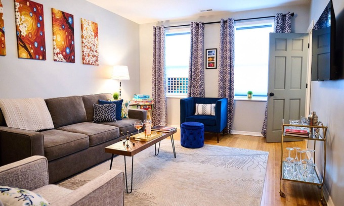 Noble Square Apartment | Wicker Park 2Bdrm Near Downtown & Salt Shed Fall Special 99.00 Sept 29th-Oct 3rd