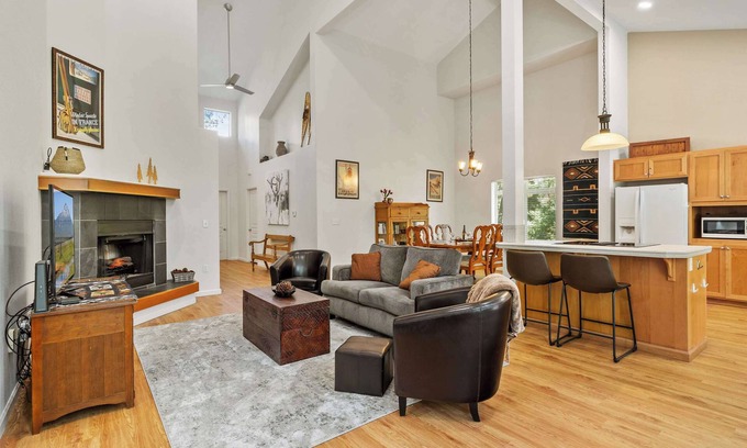 Bend House | Widgi Creek Retreat! Lux Mt Bachelor Stay for 4!