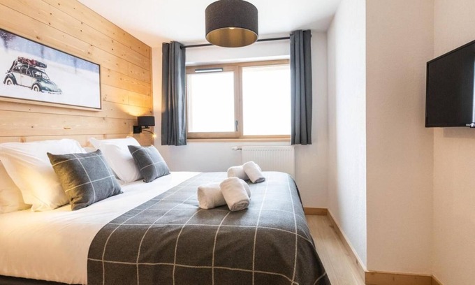 Montalbert Apartment | Wifi, 300m from ski slopes, view mountain, swimming pool, sauna, hammam, balcony, parking