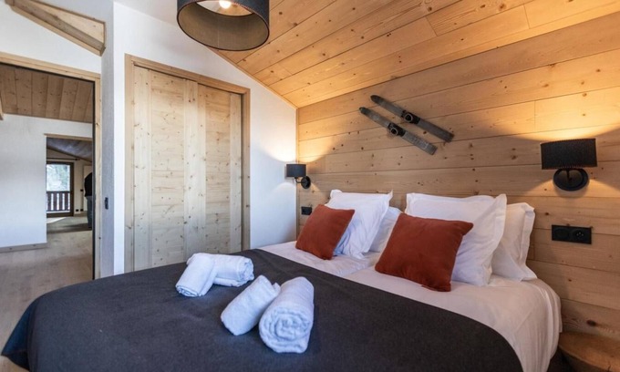 Montalbert Apartment | Wifi, 300m from ski slopes, view mountain, swimming pool, sauna, hammam, balcony, parking