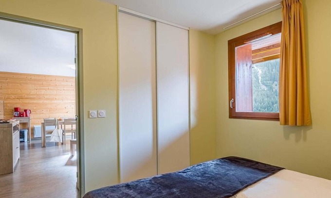 Vaujany Apartment | Wifi, 50m from ski lifts, fitness, swimming pool, sauna, hammam, balcony, parking, tv, 30-40m²