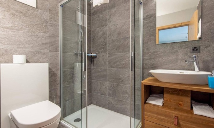 Vercorin Apartment | Wifi, ski-in/ski-out & foot of the slopes, sauna, hammam, terrace, balcony, tv, ski locker, 35m²