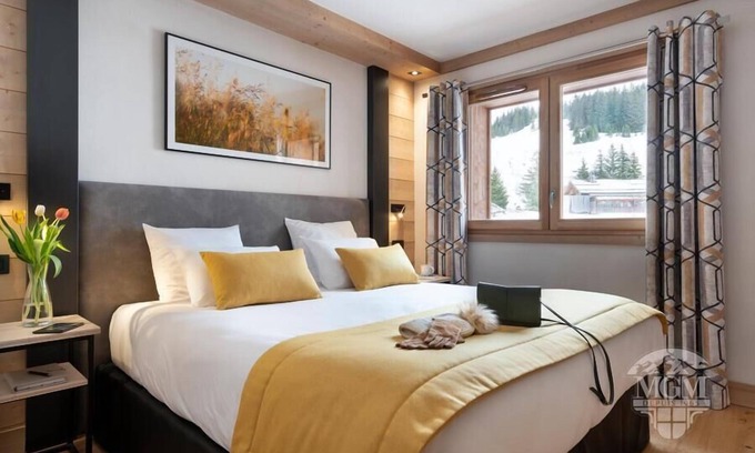 Manigod Apartment | Wifi, ski-in/ski-out & foot of the slopes, swimming pool, sauna, hammam, balcony, parking, tv, 60m²
