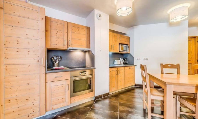 Les Almes Apartment | Wifi, ski-in/ski-out & foot of the slopes, 2nd floor, terrace, tv, ski locker, 59m², Tignes