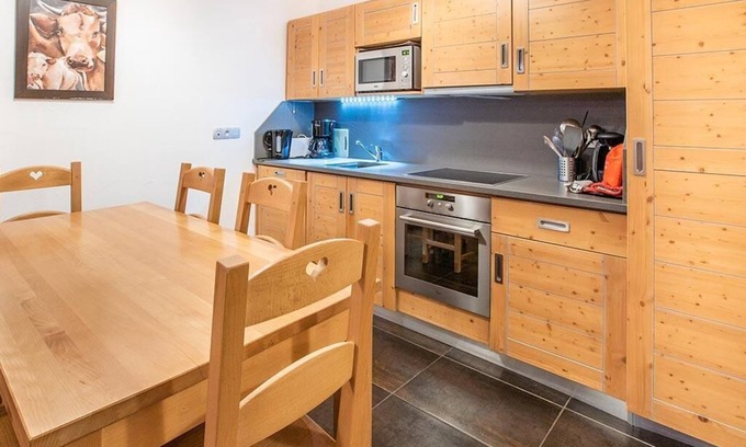 Les Almes Apartment | Wifi, ski-in/ski-out & foot of the slopes, 2nd floor, terrace, tv, ski locker, 62m², Tignes