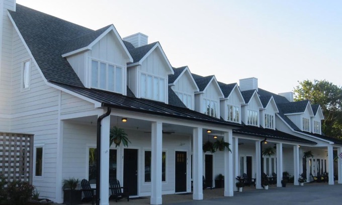 Corolla Hotel | Wild Horse Inn