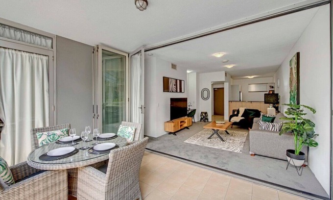South Brisbane Apartment | Wild Lux Apt - Southbank & Fast WiFi + Parking