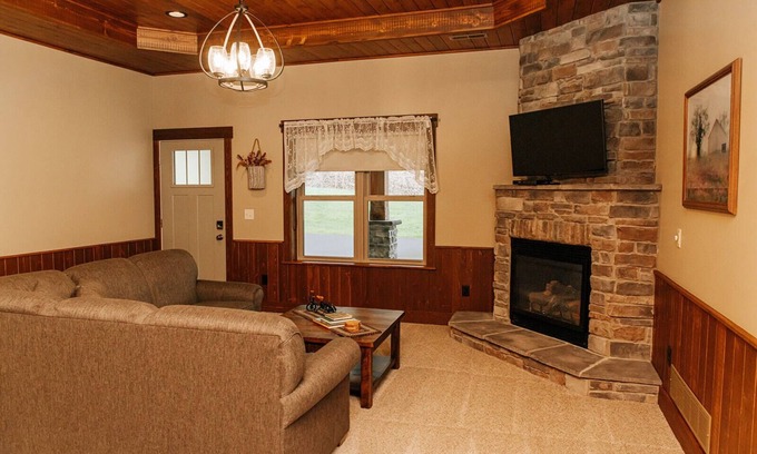Dundee Cabin | Wildflower Paradise: Luxury Lodge Suite in Amish Country