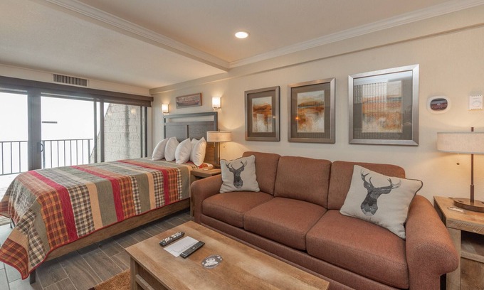 Thayerville Condo | Will O' The Wisp 203A: Lakefront Efficiency Condo, Access to Indoor Pool!