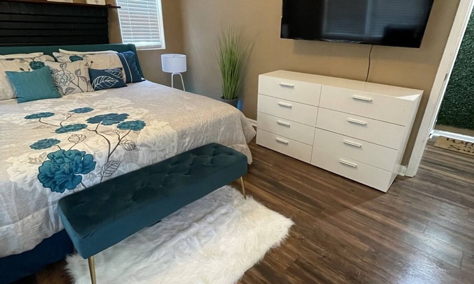 Northeast Raleigh House | Williams Way Suites 8 Stylish suites with parking