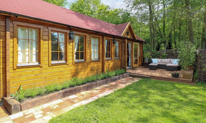 Irstead Cottage | WILLOW LODGE, romantic, character holiday cottage in Potter Heigham