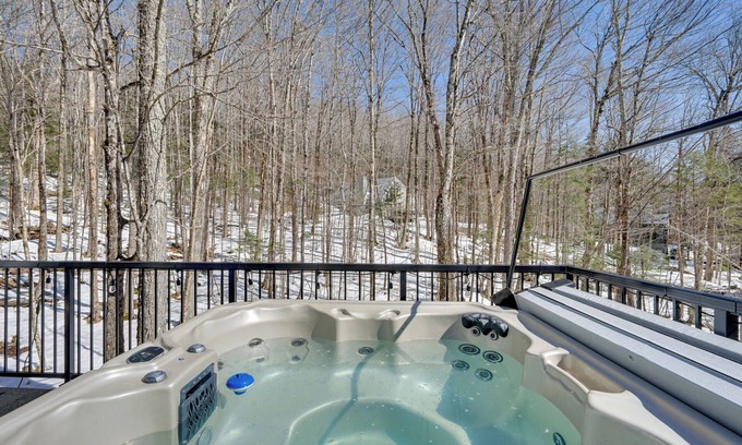 Wilmington Cottage | Wilmington Chalet w/Hot Tub < 8 Mi to Mount Snow!