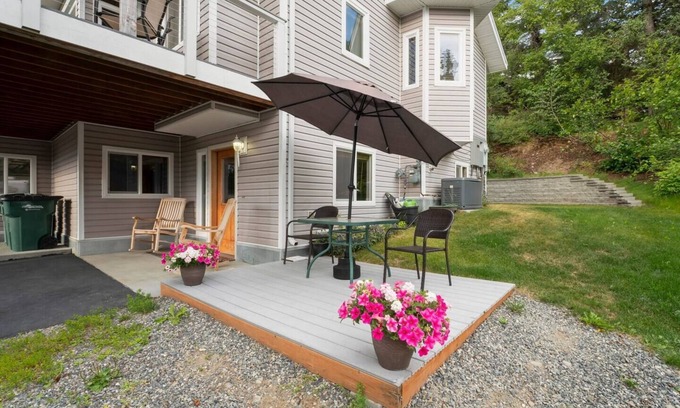 Rabbit Creek House | Wind Song Retreat on the Anchorage Hillside!