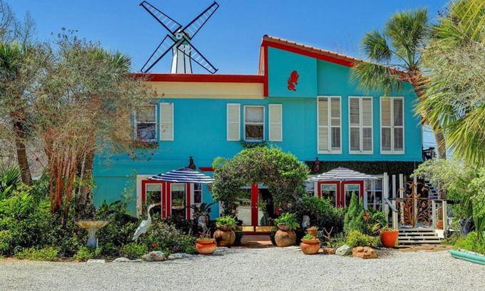 San Leon Apartment | Windmill Gardens Inn "Penthouse" by Galveston Bay is a cozy tropical hideaway!