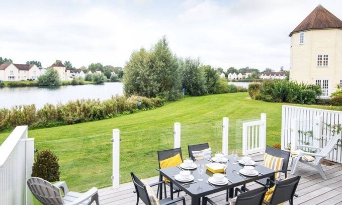 South Cerney House | Windrush Lake 88, Waterside