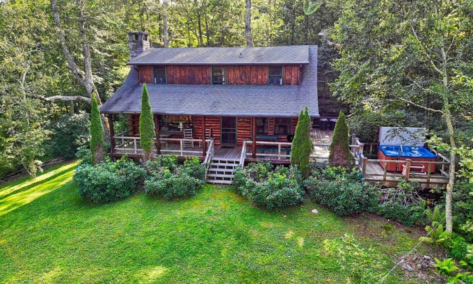 Newland Cabin | Winds Aloft -Quaint Cabin with Grandfather Mountain views, Hot Tub