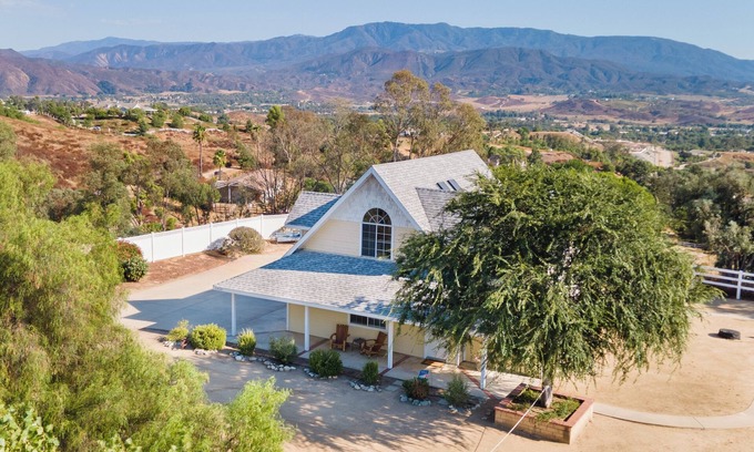 Temecula House | Wine Country Retreat | Gorgeous Views, Minutes to Wineries