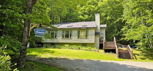 West Dover Ski Chalet | Wine Moose w Hot tub Fireplace Sauna 9min to Mt Snow