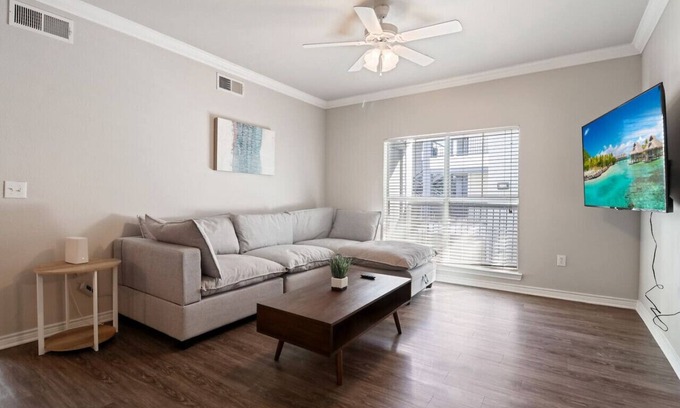 Riverpark West Apartment | Winter Cozy Stay: Family & Corporate Friendly