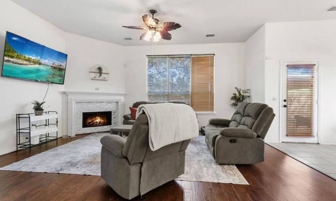 Cinco Ranch House | Winter Cozy Stay: Family & Corporate Friendly