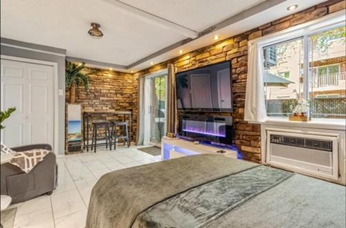 Georgetown Apartment | Winter Getaway in Brooklyn Private Room, Bath, Kitchen & Backyard