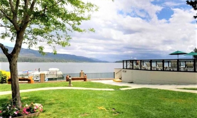 Big Bear Lake Resort | WINTER PARADISE -Lakefront resort, 10 min to skiing, pool, game room, gym