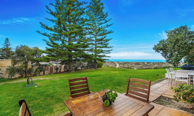 Scarborough Apartment | *Winter Special* Sun, Sand and Smiles: Your Perfect Beach Getaway!