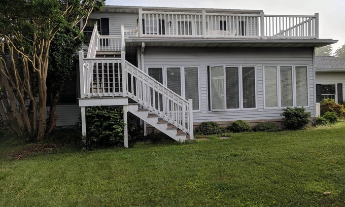 Seabreeze Apartment | Winter, Spring, Summer, Fall - Quiet Studio Apt Close to the Beach