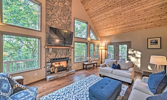 Roseland Cottage | Wintergreen Resort Home w/Deck: Walk to Slopes