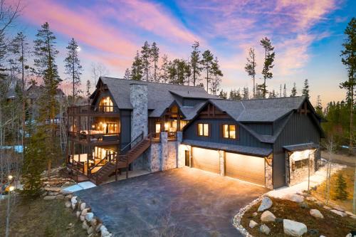 Elk Court Cabins House | Winterhaven Estate by AvantStay Sleeps 19 Guests Mountain Compound w Views Firepit Hot Tub