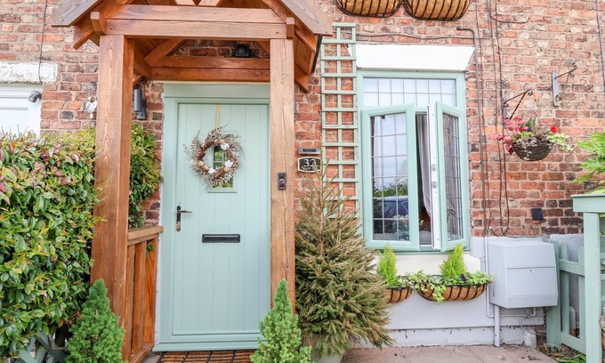 Nantwich Cottage | WISTERIA COTTAGE, family friendly, with hot tub in Nantwich
