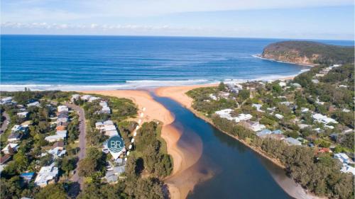 Copacabana House | Wisteria Cottage on the Lagoon/Beach