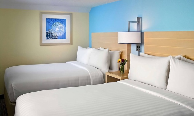 Middleburg Heights Hotel | Within easy reach of Roehm Athletic Complex! 2 Broad Suites W/Kitchen!