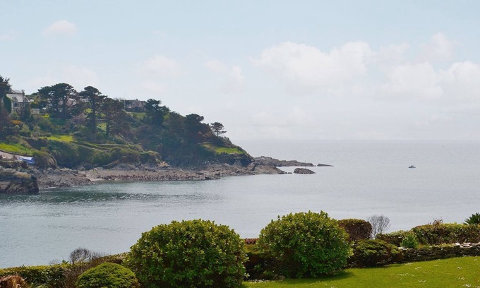 Lostwithiel Cottage | Within stunning private grounds, Applebarn awaits.