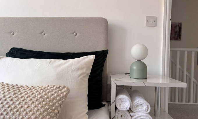 Witney House | Witney Cotswolds: Comfortable 2-Bedroom Home for 4 Guests