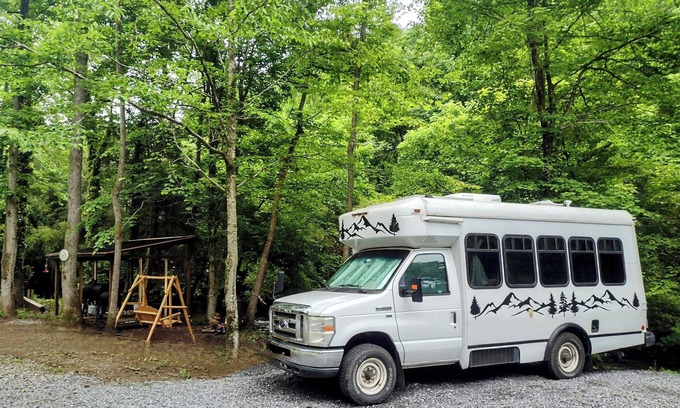 Del Rio House | Witt's End.Cozy RV with AC and WiFi in Charming Del Rio in the Smoky Mountains
