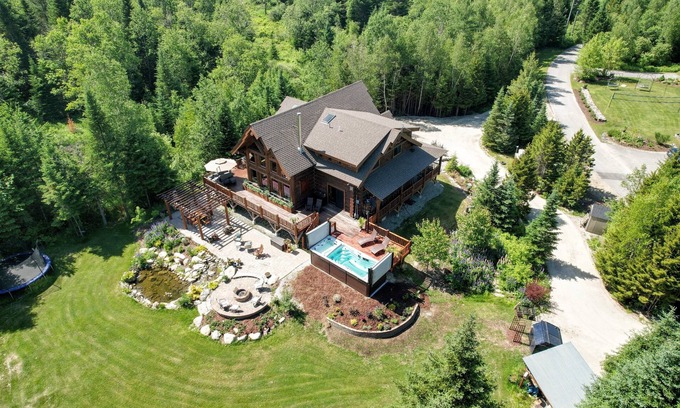 Bretton Woods Cabin | WM dream home in National Forest; AC, swimspa, beach, massage chair, and dog friendly!