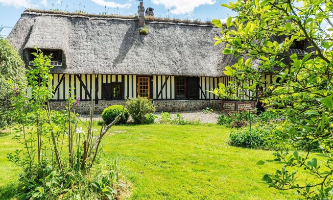 Saint-Georges-du-Mesnil Villa | Wonderful private villa for 10 guests with WIFI, TV and pets allowed