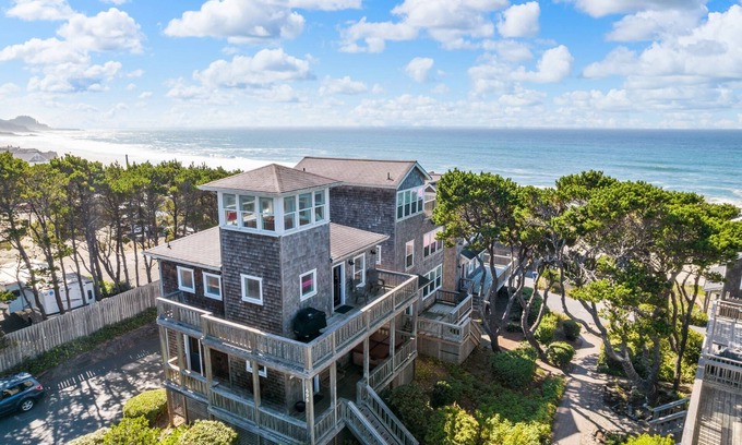 Lincoln Beach House | Wonderful Coastal Retreat, Hot-tub, Open Layout, Steps Away From Beach, Fireplace, BBQ, Ocean Views