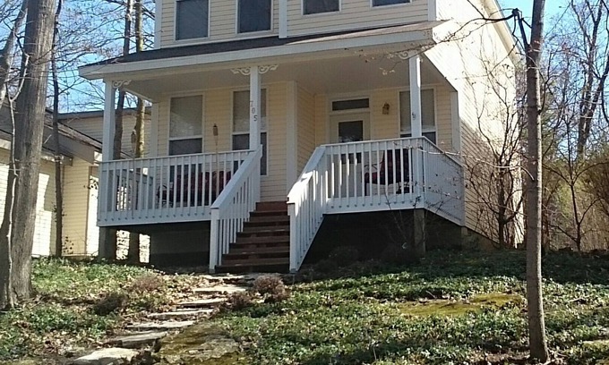 Lakeside Cottage | Wonderful Cottage at Cherry Park 2 Blocks from the Pool