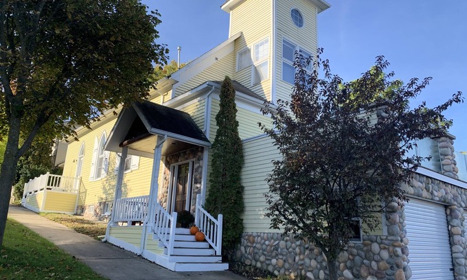 Petoskey House | Wonderful Downtown Petoskey Home on Howard!