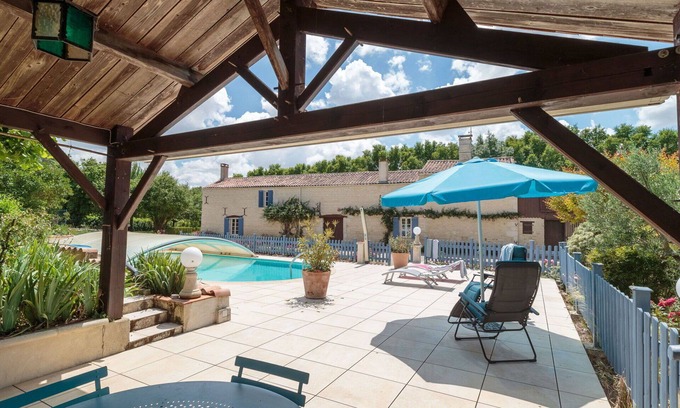 Mauze-sur-le-Mignon House | Wonderful private villa for 7 people with WIFI, private pool, TV, terrace, pets allowed and park.