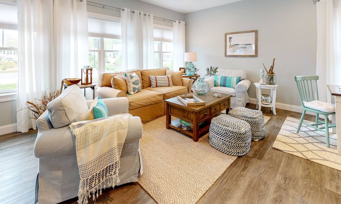 Arundel Condo | Wonderful home on quiet street with shared pool, fast WiFi, grill & backyard