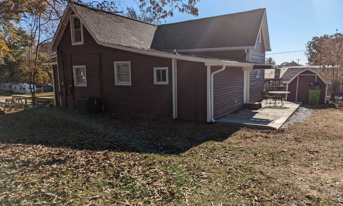 Landrum House | Wonderful Landrum Getaway with Hot Tub 4/2 home close to Tryon!nn
