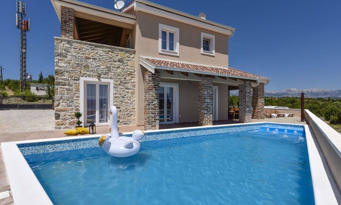 Pridraga House | Wonderful private villa for 8 people with A/C, private pool, WIFI, TV, terrace and parking