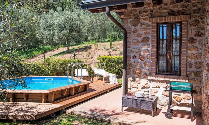 La Pesta House | Wonderful private villa for 4 guests with WIFI, A/C, private pool, TV, patio and pets allowed