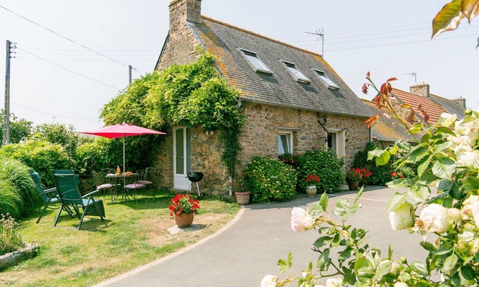 Saint-Jean-du-Doigt Villa | Wonderful private villa for 2 people with WIFI, TV, patio and pets allowed