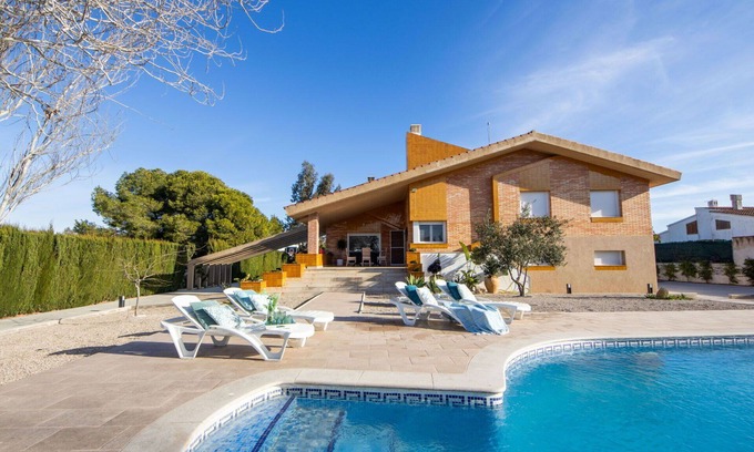 Riumar Villa | Wonderful private villa with WIFI, A/C, private pool, TV, patio, pets allowed and parking