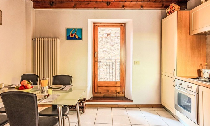 Carlazzo House | Wonderful private villa for 4 guests with WIFI, TV, balcony and pets allowed